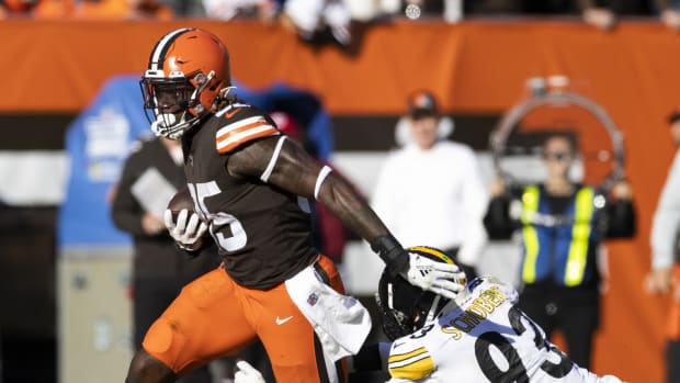 Oct 31, 2021; Cleveland, Ohio, USA; Cleveland Browns tight end David Njoku (85) sheds a tackle from Pittsburgh Steelers inside linebacker Joe Schobert (93) during the fourth quarter at FirstEnergy Stadium. Mandatory Credit: Scott Galvin-USA TODAY Sports